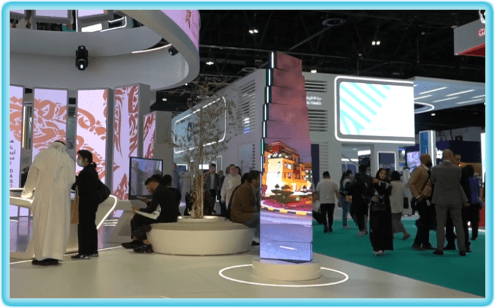 Dynamic 3D kinetic video wall display